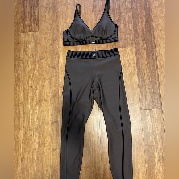 Alo 2 piece set - Picture 8 of 9